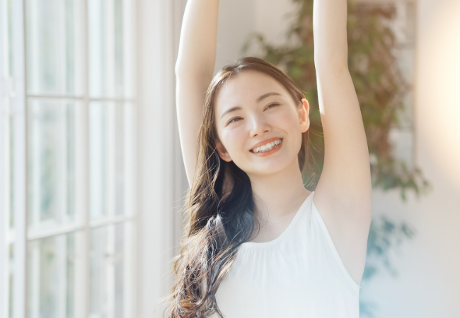 脇に毛がない、笑顔の女性